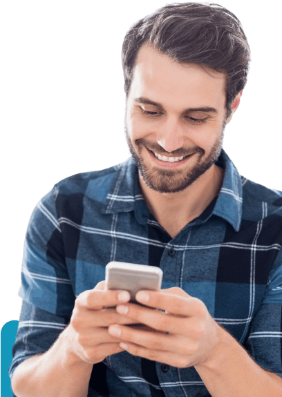 Hombre usando celular